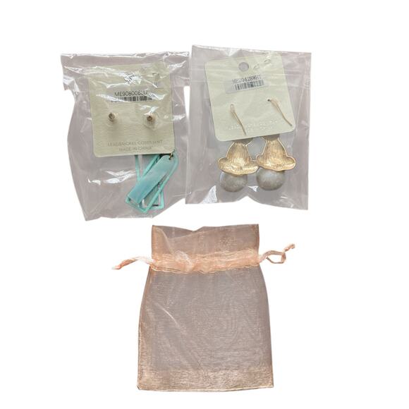 Two pairs of pierced earrings bunny blue boho fun artsy - Picture 2 of 7